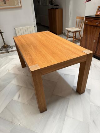 Mesa de comedor de madera