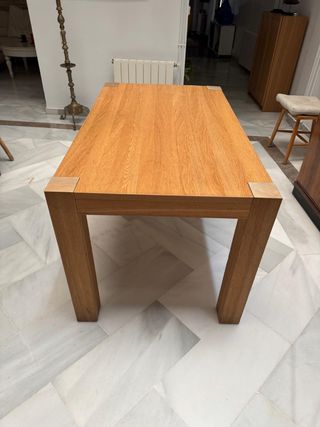 Mesa de comedor de madera