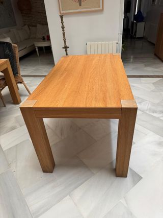 Mesa de comedor de madera