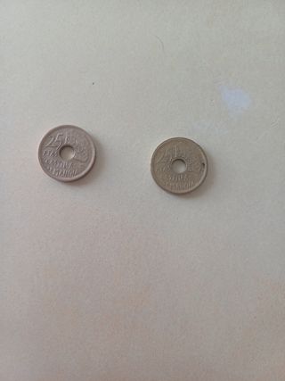 Monedas antigua con agujero central