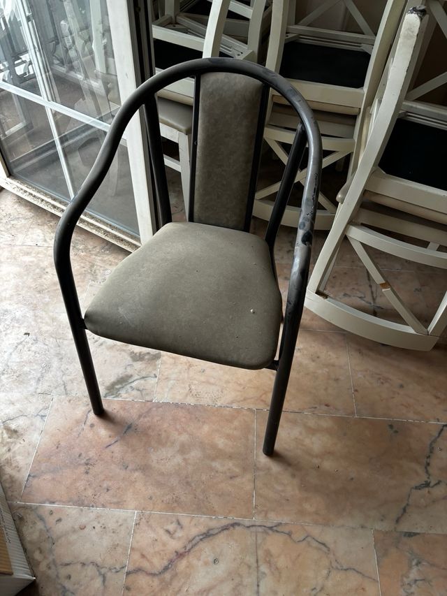 Sillas de oficina azules y negras