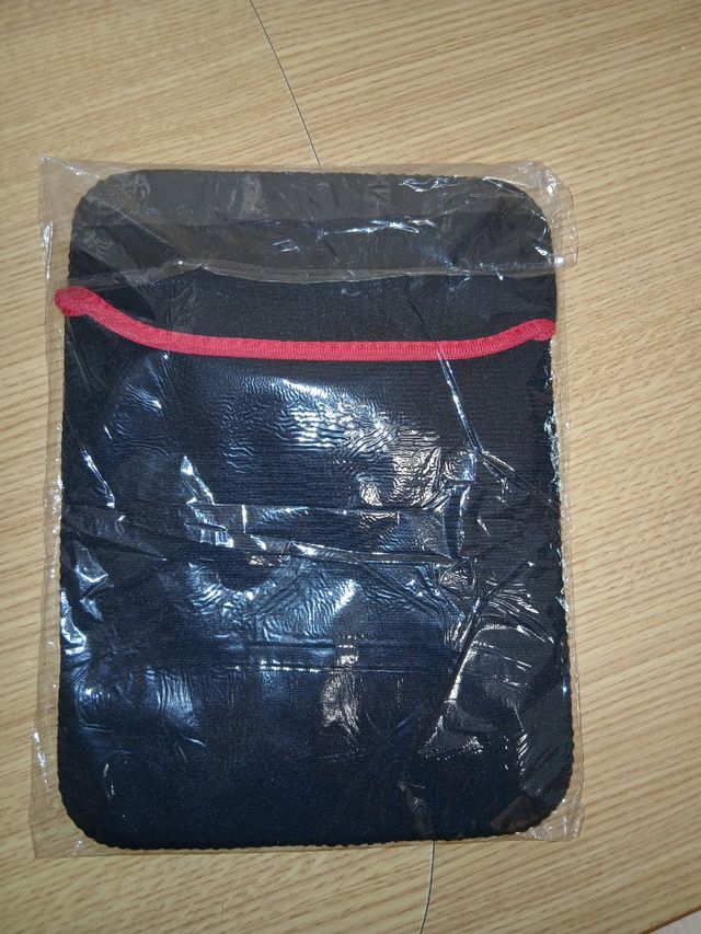 Funda Neopreno Portátil Negra con Borde Rojo