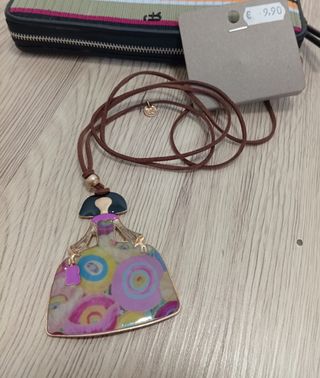 Collar con colgante de figura de mujer