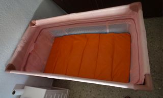 Cuna de viaje para bebé color rosa pastel
