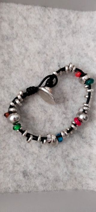 Pulsera artesanal con cuentas