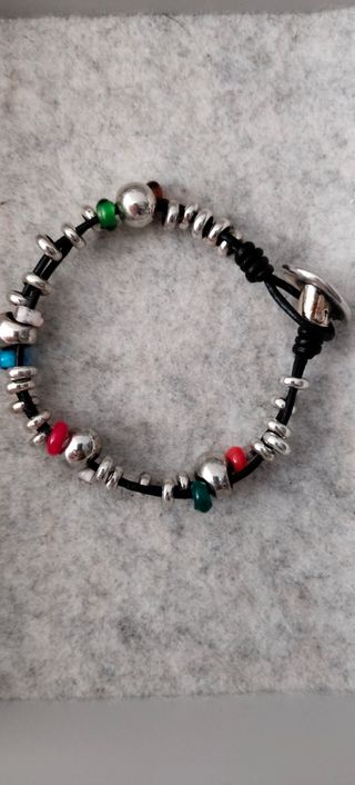 Pulsera artesanal con cuentas