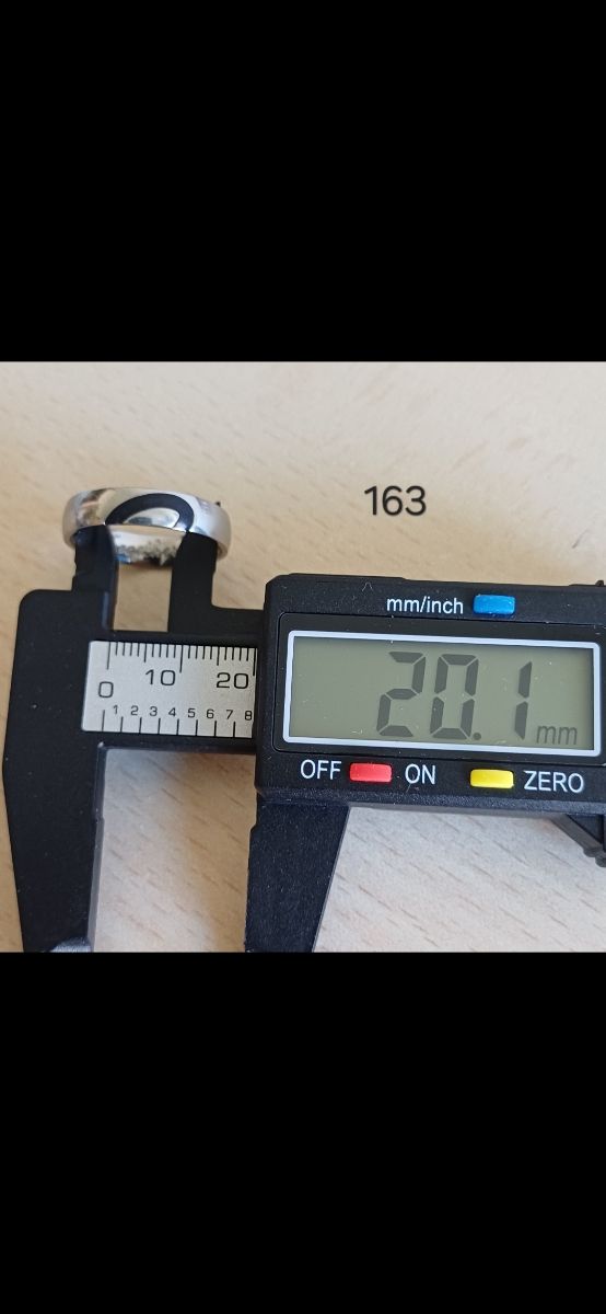 Anello in acciaio con design mezzo cuore nero