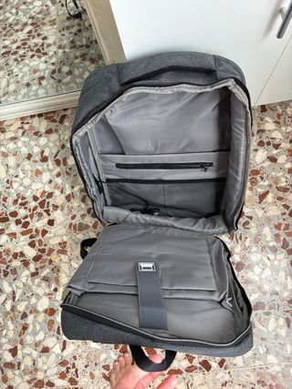 Mochila negra gris nueva con etiqueta escuela