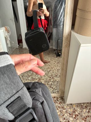 Mochila negra gris nueva con etiqueta escuela