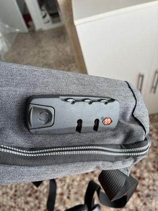 Mochila negra gris nueva con etiqueta escuela