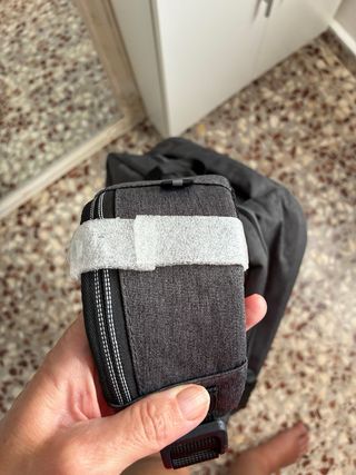 Mochila negra gris nueva con etiqueta escuela