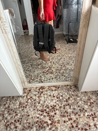 Mochila negra gris nueva con etiqueta escuela