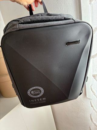 Mochila negra gris nueva con etiqueta escuela