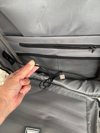 Mochila negra gris nueva con etiqueta escuela