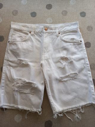 Pantalón vaquero corto blanco desgarrado