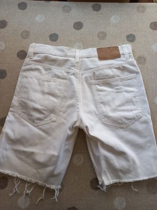 Pantalón vaquero corto blanco desgarrado