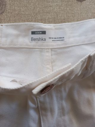 Pantalón vaquero corto blanco desgarrado