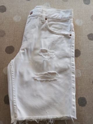 Pantalón vaquero corto blanco desgarrado