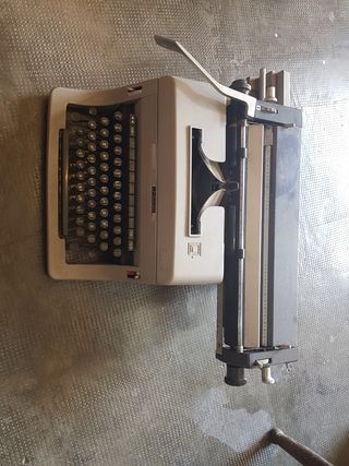Máquina de escribir Olivetti Línea 90