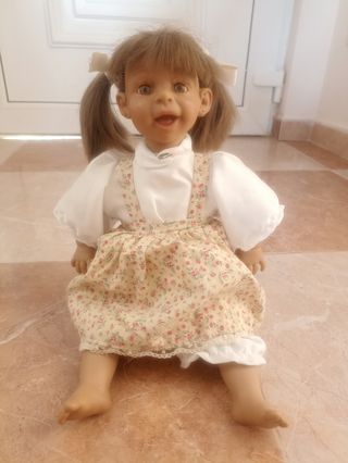Muñeca de porcelana con vestido floral