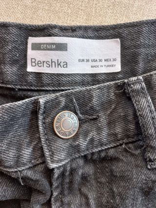 Pantalón corto vaquero Bershka negro desgastado