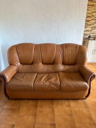 Tresillo y butaca de piel marrón