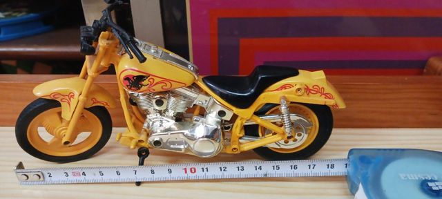 Moto de colección amarilla