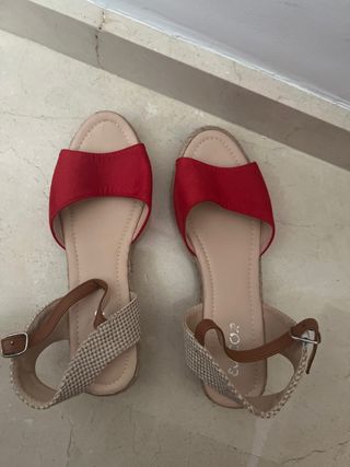 Alpargatas de mujer rojas y beige