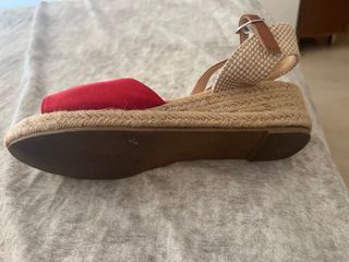 Alpargatas de mujer rojas y beige