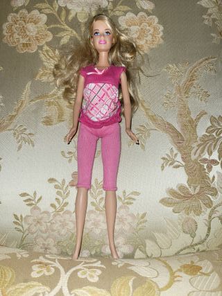 Muñeca Barbie rubia con ropa rosa