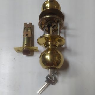 Pomo de puerta con llave y condena