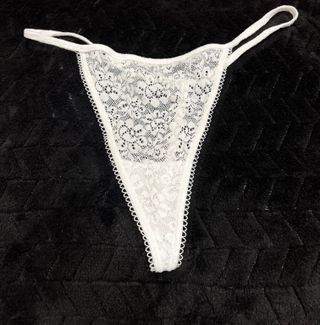 Tanga de encaje blanco