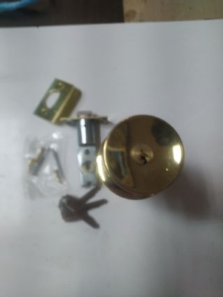Pomo de puerta y cerradura dorados