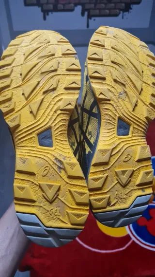Bambas trail Asics amarillas