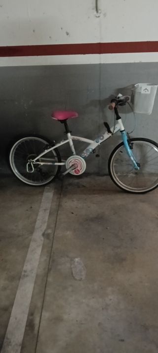 Bicicleta niña blanca y azul y rosa con cestita