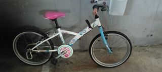 Bicicleta niña blanca y azul  y rosa con cestita
