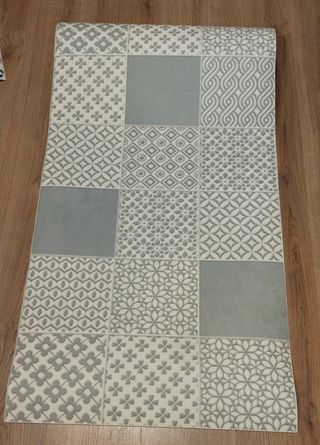 Alfombra estilo patchwork gris y blanco