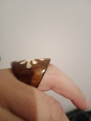 Anillo de madera con diseño floral