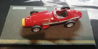 Lotto 2 modellini Maserati + Ferrari scala 1/43