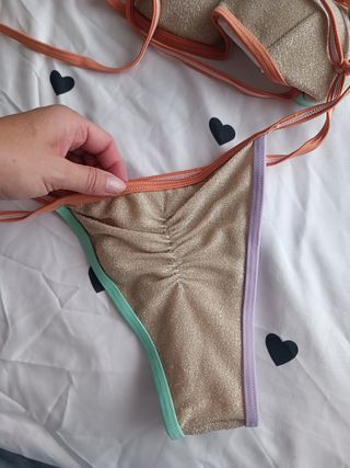 Bikini dorado brasileño multicolor