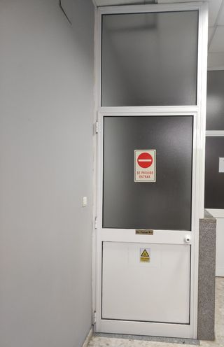 Puerta aluminio blanca con cristal