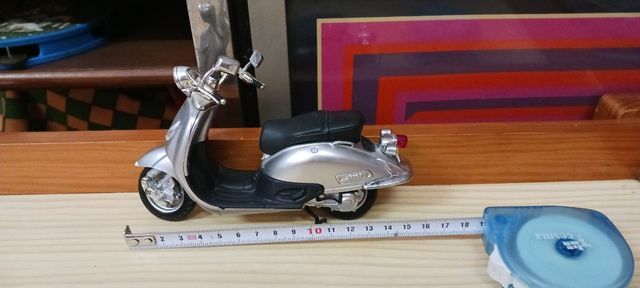 Moto de colección plateada