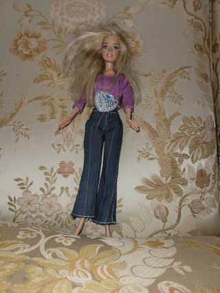 Muñeca Barbie con bolso y pantalón