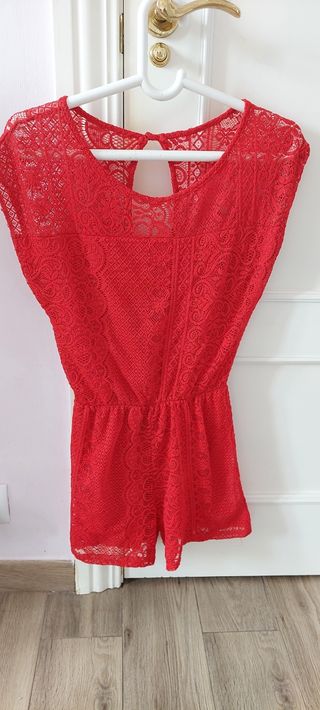 Mono corto de encaje rojo