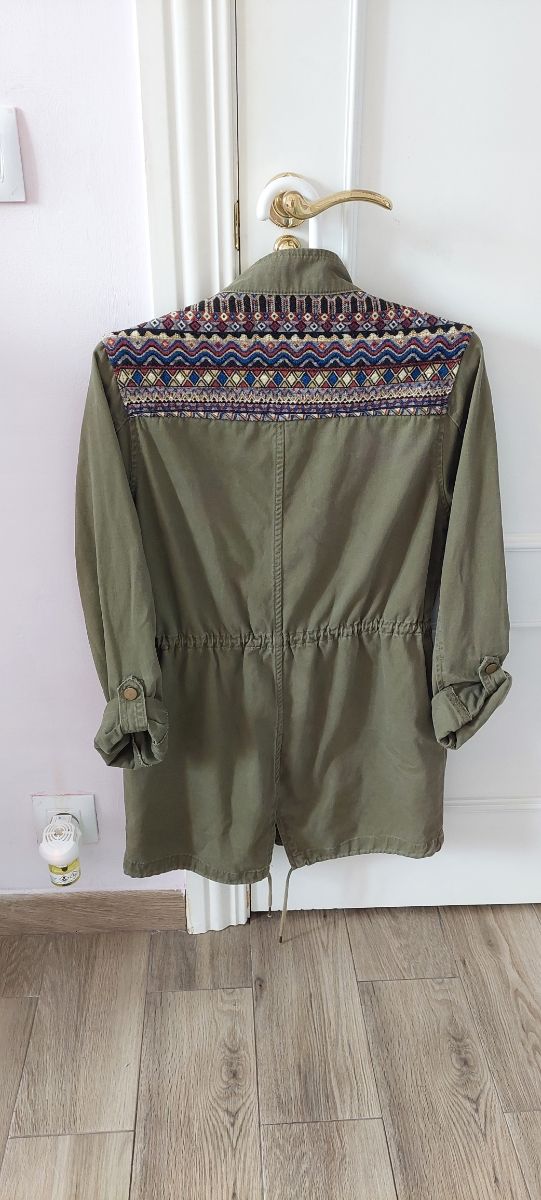 Parka militar Stradivarius talla S