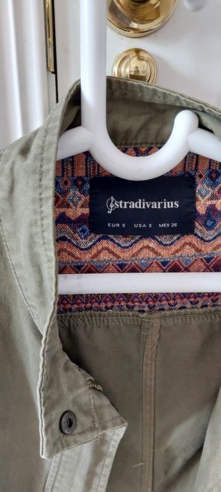 Parka militar Stradivarius talla S