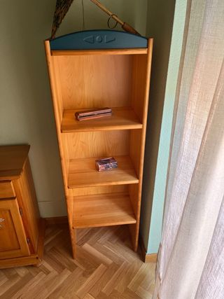 Estantería de madera de pino.