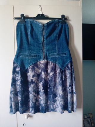 Vestido vaquero con estampado tie-dye