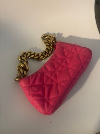 Bolso rosa con cadena dorada