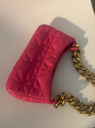 Bolso rosa con cadena dorada